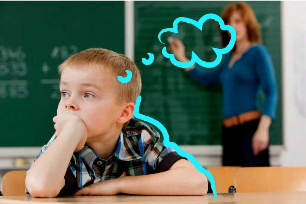 Um garoto em uma sala de aula, olhando para longe com uma expressão pensativa, com um desenho de nuvem e pontos de luz ao redor de sua cabeça, simbolizando a distração do TDAH.