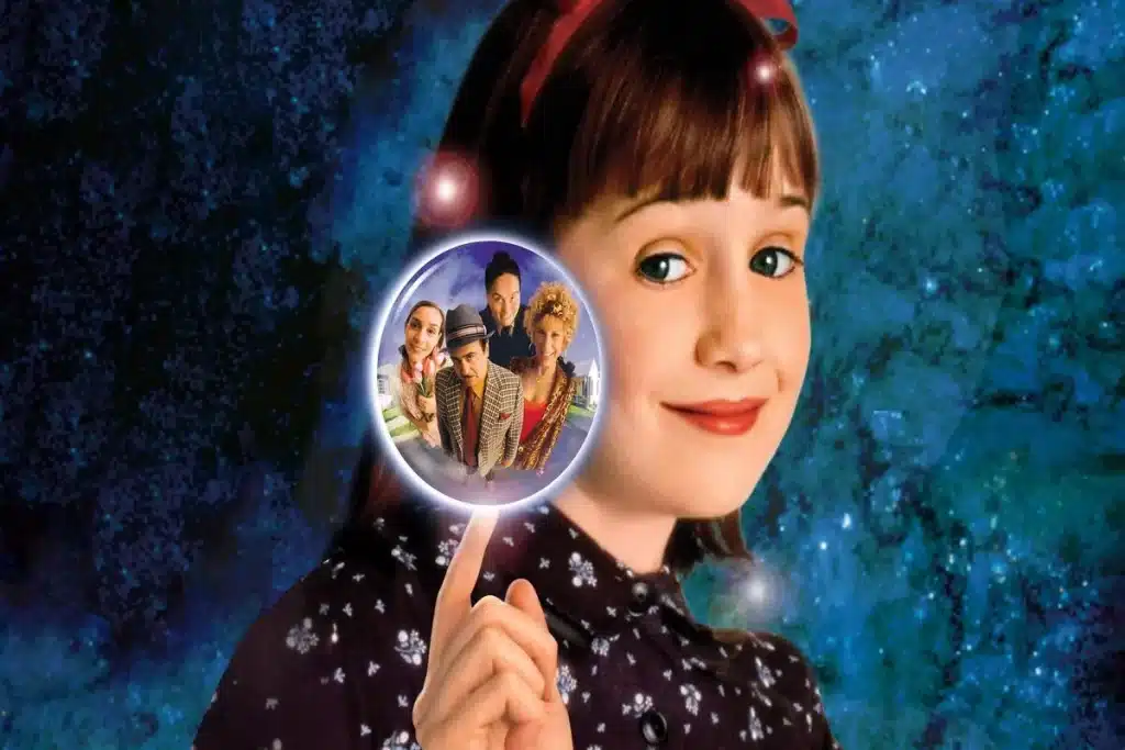 Matilda, a garota do filme, segurando uma bolha mágica com seus pais e o diretor da escola, em um fundo estrelado.