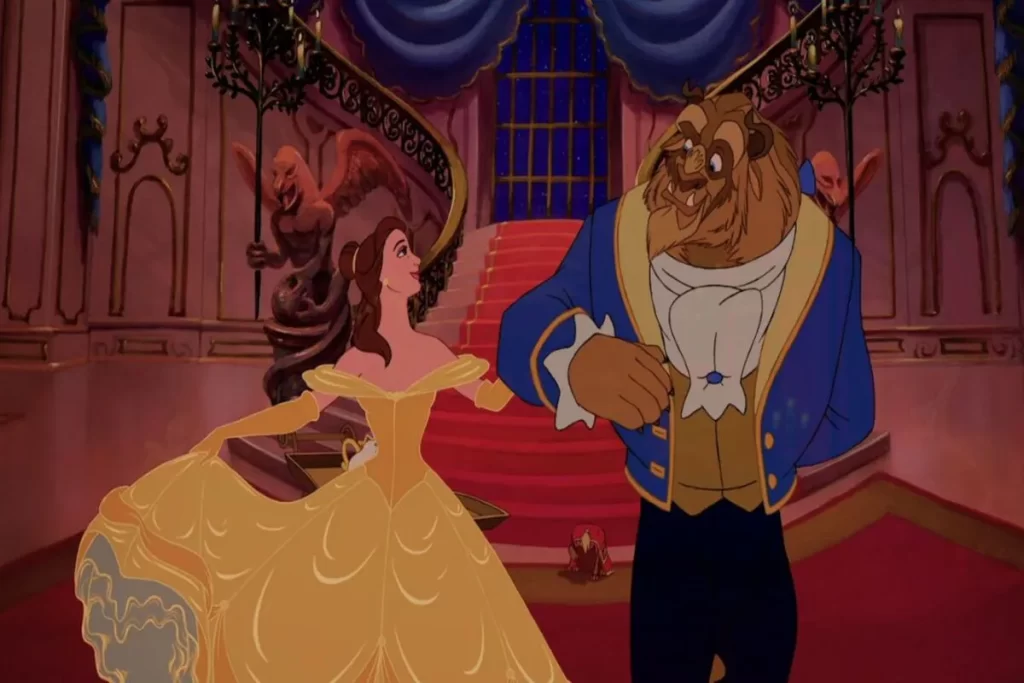 Ilustração em still do filme de animação da Disney, "A Bela e a Fera", mostrando a personagem Bela (vestido de baile longo e amarelo-dourado) dançando com a Fera (vestindo um casaco de veludo azul-royal e colete dourado). Eles estão no luxuoso salão de baile do castelo, com uma grande escadaria vermelha e cortinas azuis ao fundo. A imagem representa o auge do conto de fadas e romance clássico.
