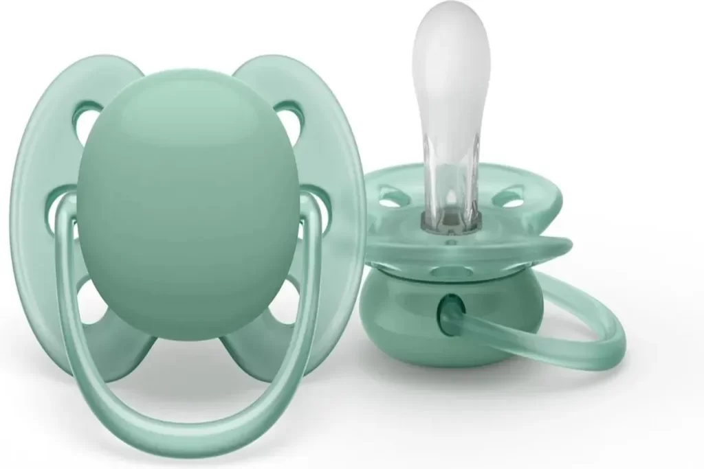 Duas chupetas Philips Avent Ultra Air verde água para recém-nascidos, com bico transparente e design que permite a passagem de ar.  