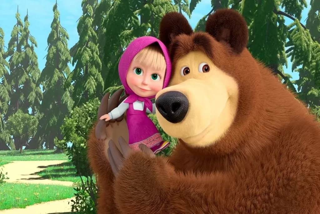 Masha e o Urso abraçados em uma floresta, representando um popular desenho infantil de animação.