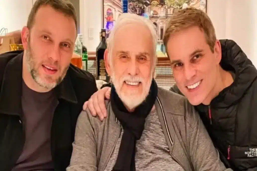 Francisco Cuoco ao lado de seus filhos, que são parecidos com o ator e o acompanham em eventos familiares. A foto mostra os filhos de Francisco Cuoco com ele, sorrindo e celebrando.