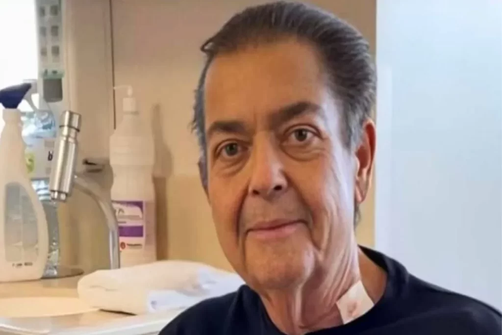 O apresentador Faustão sorrindo durante sua recuperação, com a família ao seu lado.