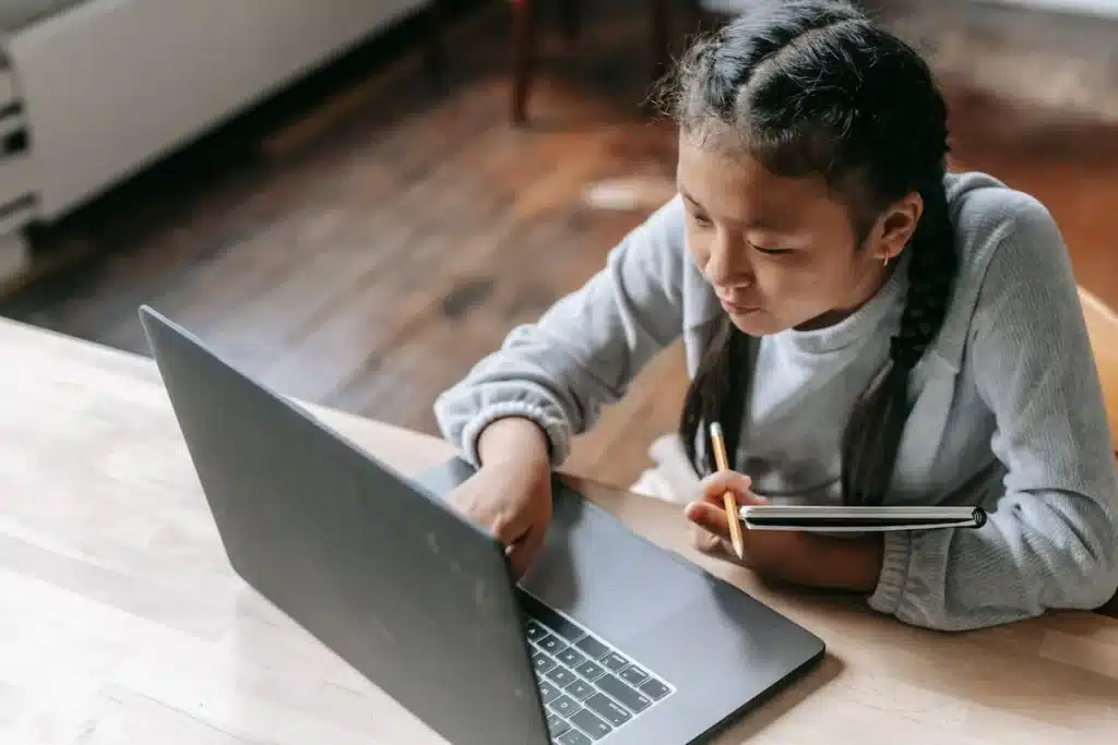 Letramento digital, menina estudando com notebook, educação a distância, aprendizado online, tecnologia