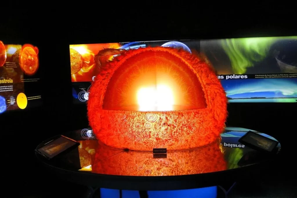 Exposição de astronomia com um modelo de sol brilhante no Museu Catavento.