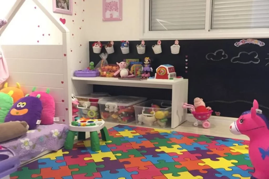 Quarto infantil organizado com prateleiras, caixas transparentes e tapete colorido de encaixe para armazenar brinquedos.