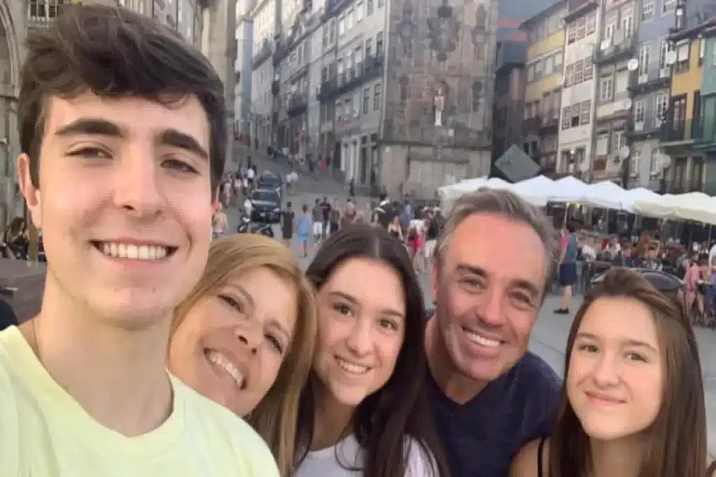Família de Gugu Liberato: os filhos João Augusto, Sofia e Mariana ao lado da mãe Rose.
