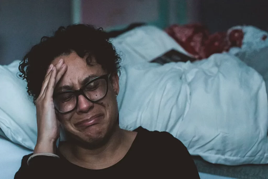 Pessoa Triste e Chorando por Síndrome do Ninho Vazio