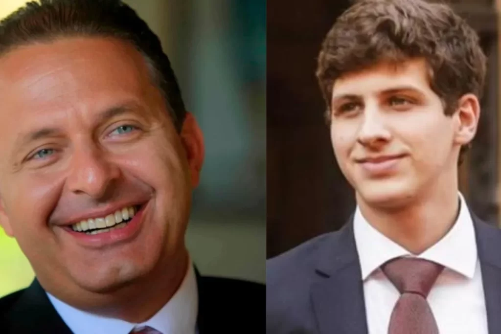 Imagem em collage lado a lado do político brasileiro Eduardo Campos (à esquerda, sorrindo abertamente, com olhos azuis) e de seu filho, o também político João Campos (à direita, com terno escuro e gravata vinho, sorrindo e olhando para o lado). A justaposição de fotos em close-up destaca a grande semelhança facial e a cor clara dos olhos entre pai e filho.