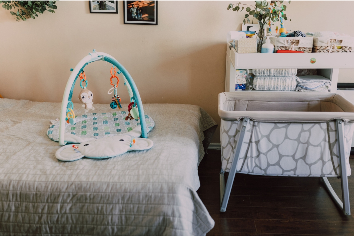 Quarto infantil com berço e área de brincar