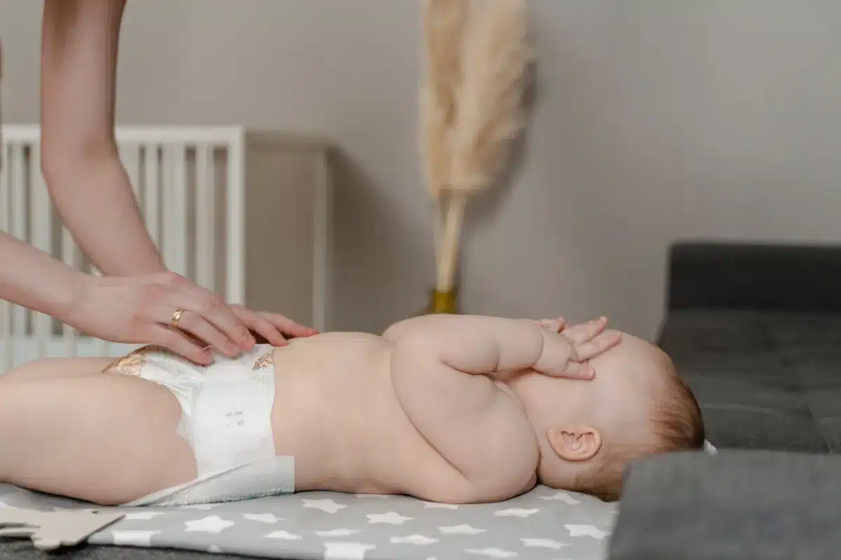 Adulto cuidando de um bebê durante um período acordado da rotina