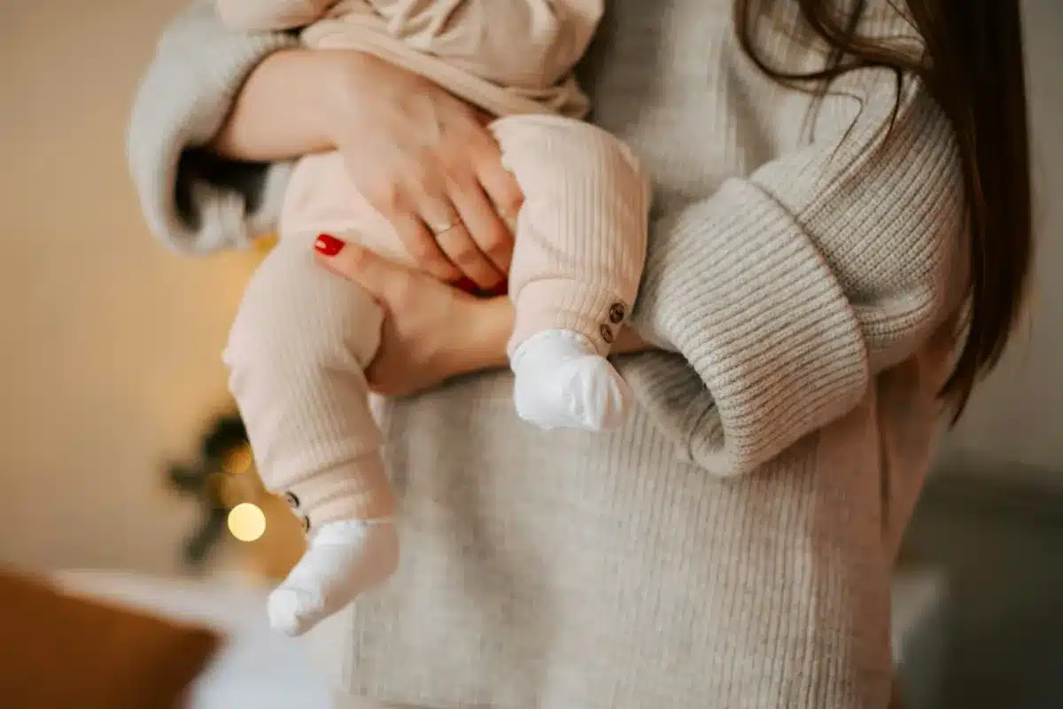Cuidadora segurando um bebê no colo
