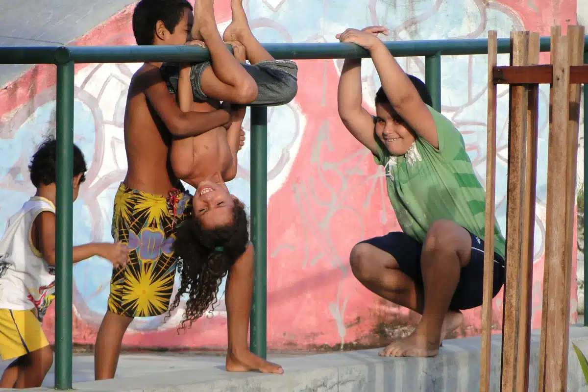 Crianças brincando em estrutura de playground em Olinda, Pernambuco