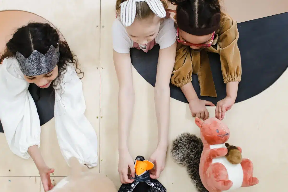 Crianças brincando juntas em grupo com brinquedos