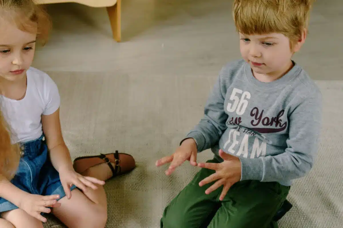 Crianças participando de uma atividade coletiva na educação infantil