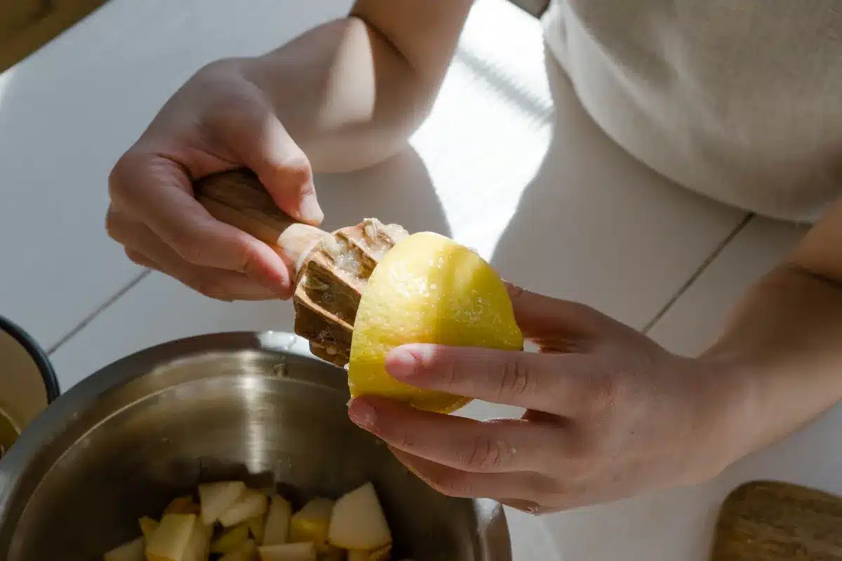 Criança preparando uma etapa simples de alimento em uma bancada