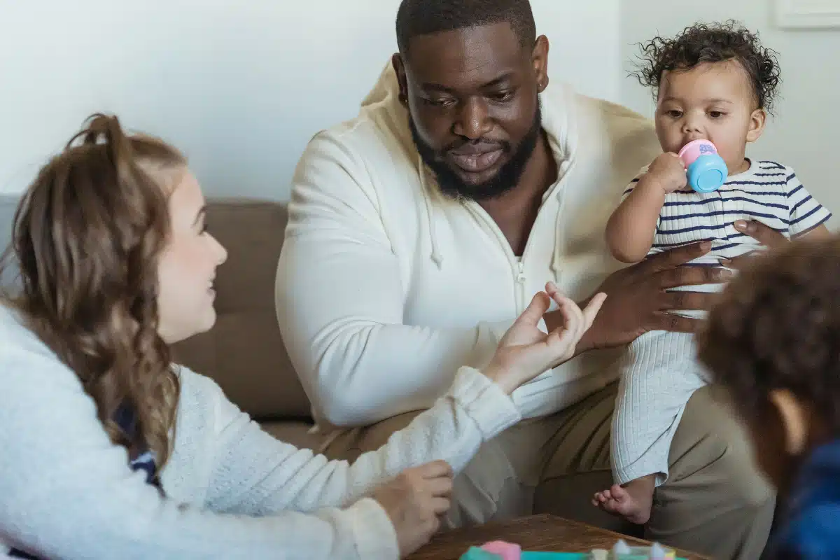 Família sentada no sofá em um momento de conversa e escuta