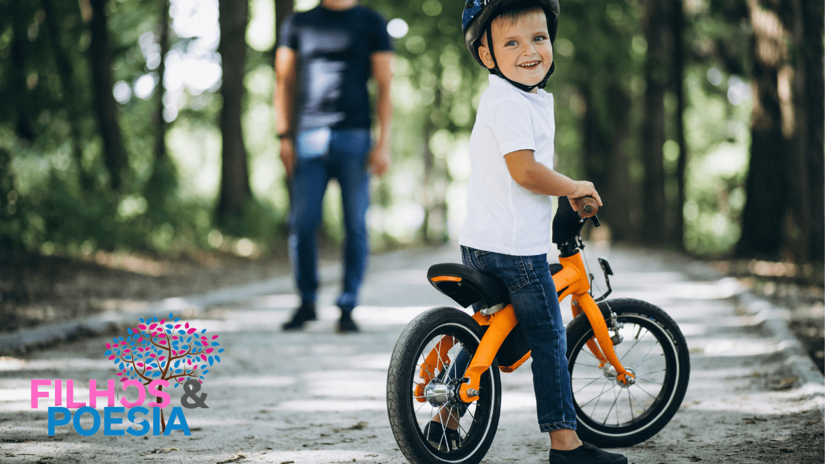 menino montado em uma bicicleta pequena laranja de capacete um homem o observa ao fundo