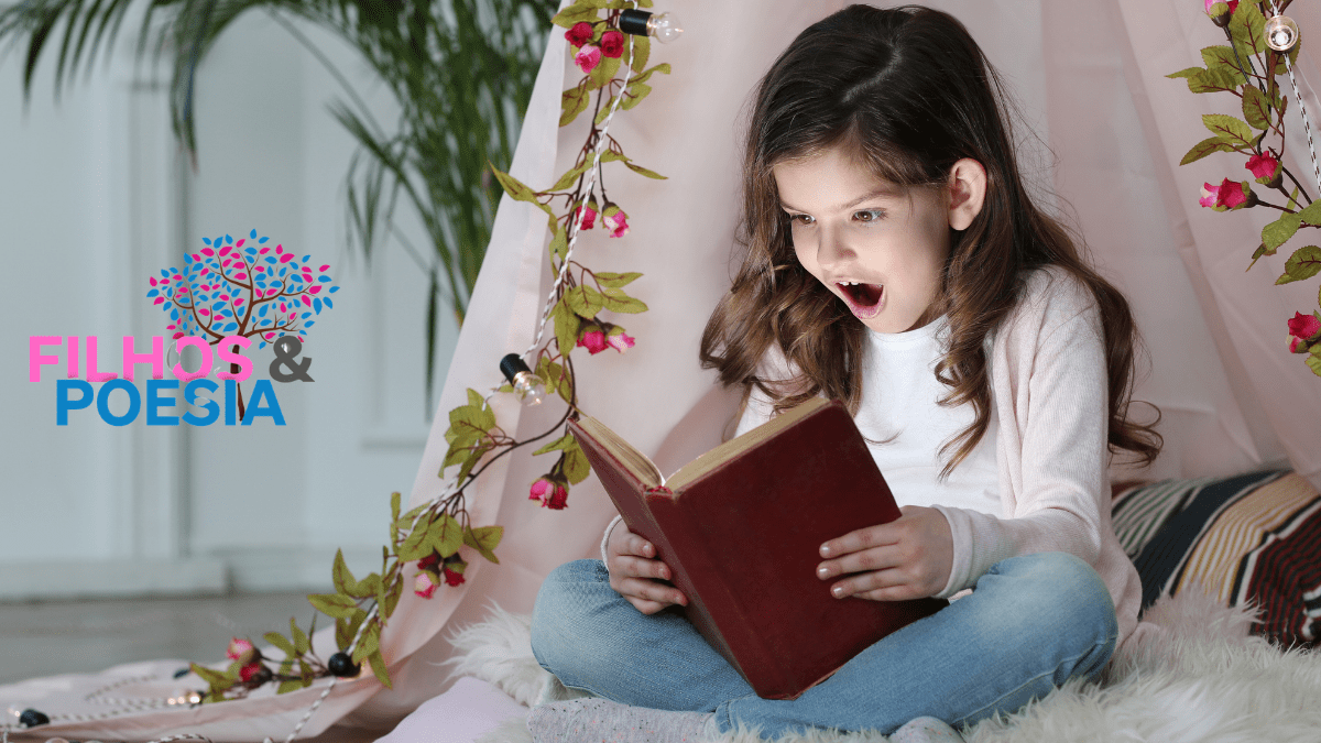uma menina sentada de pernas cruzadas de boca aberta segurando um livro
