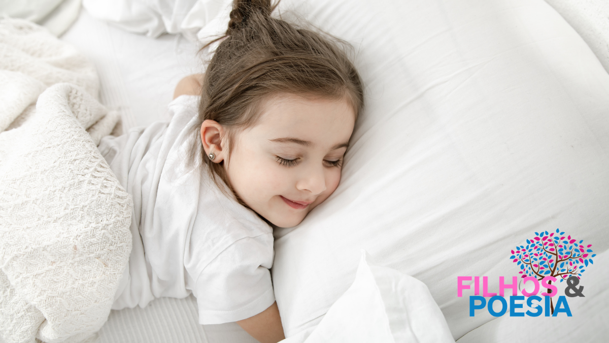 uma menina deitada de olhos fechados e sorrindo em uma cama branca