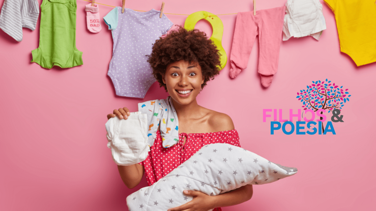 mulher jovem afro-americana com um bebê no braço e segurando uma fralda com uma das mãos em um fundo rosa com um varal cheio de roupas e itens de bebê