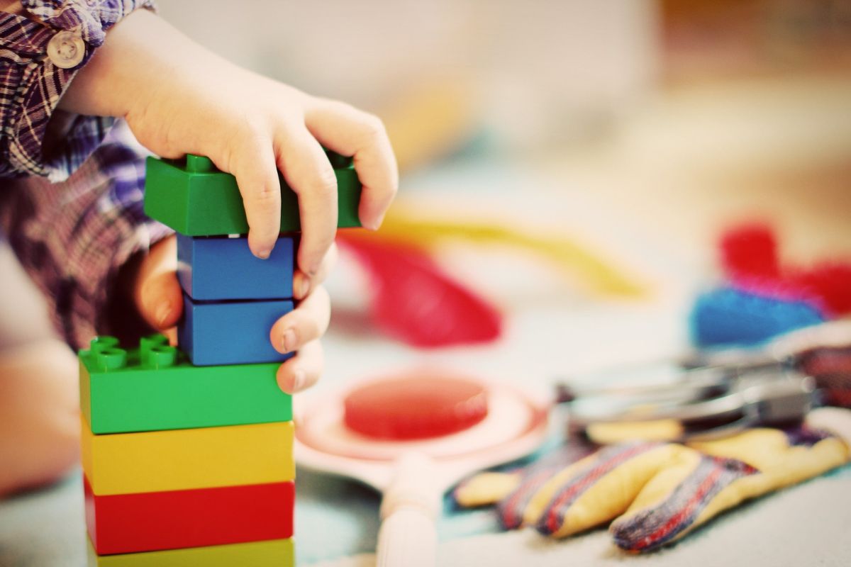 Dicas para o primeiro dia de aula: Criança brincando com blocos 