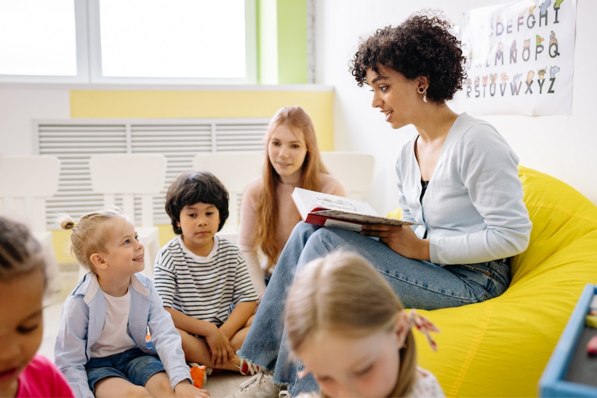 Dicas para o primeiro dia de aula: Professora lendo para alunos