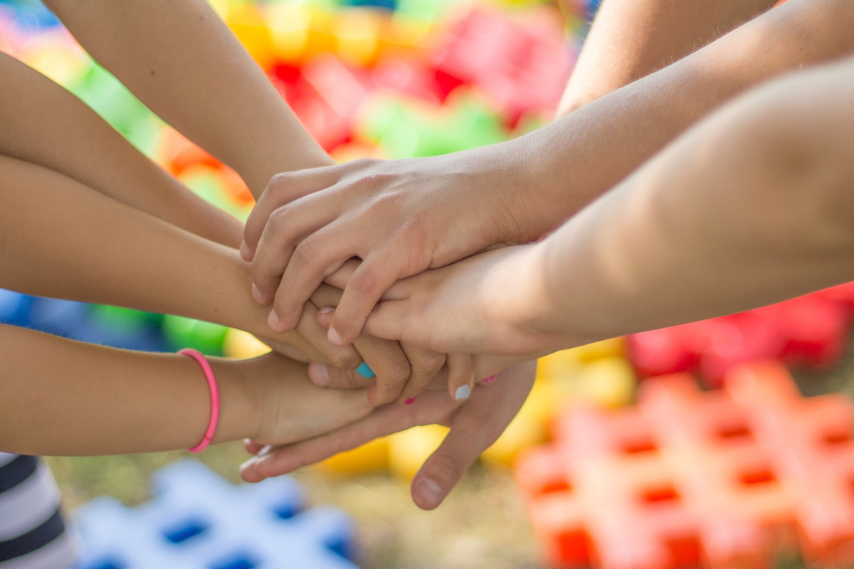 Dicas para o primeiro dia de aula: Crianças dando as mãos 