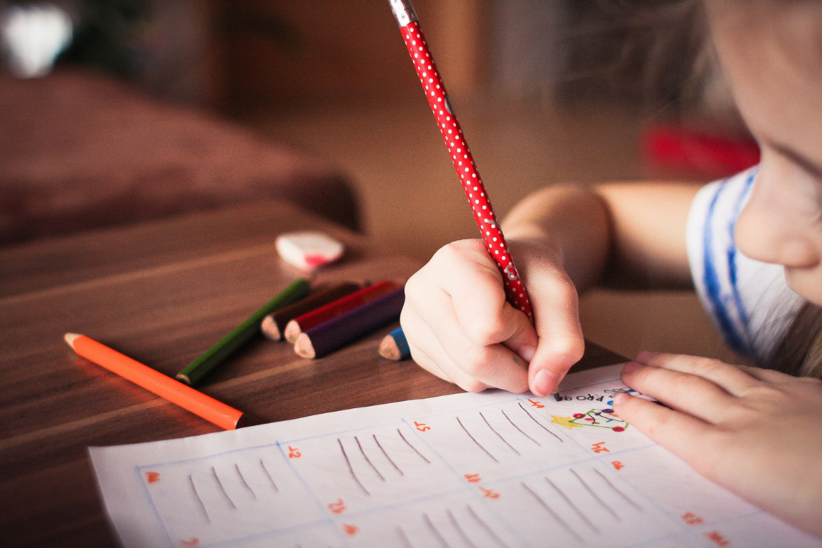 Dicas para o primeiro dia de aula: Criança fazendo tarefa escola