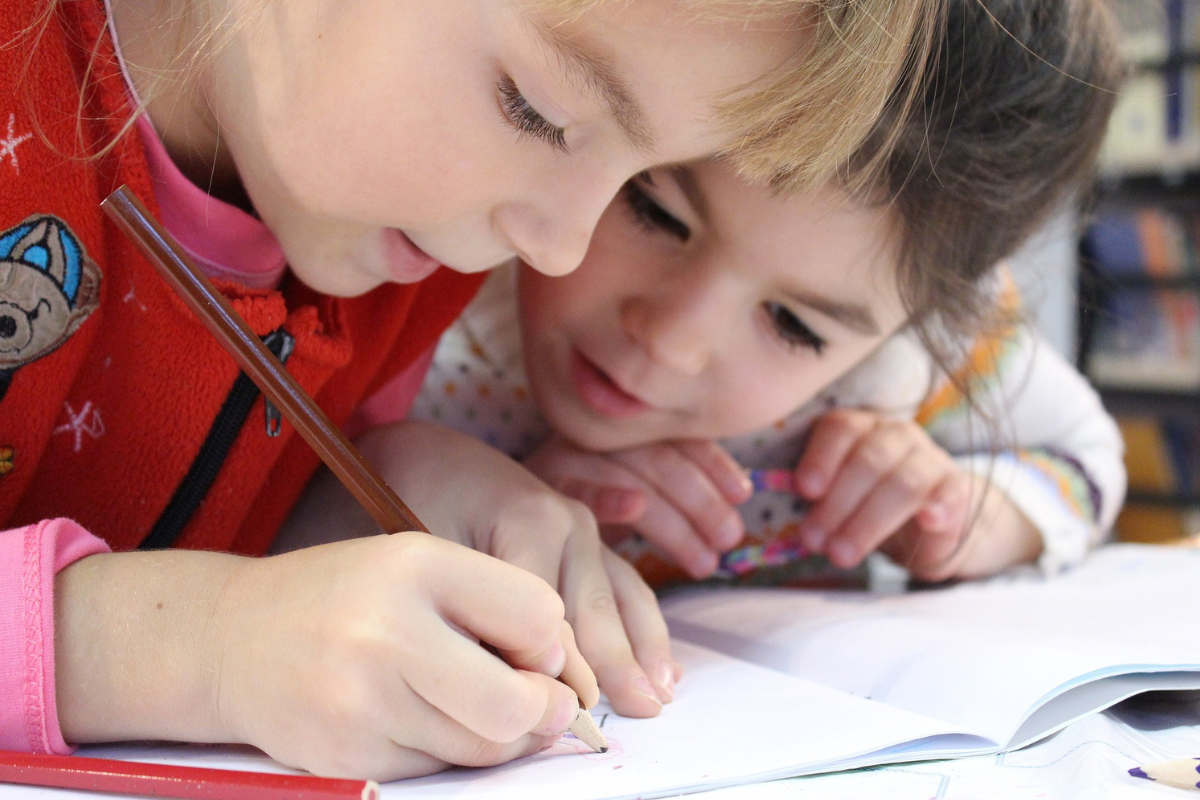 Dicas para o primeiro dia de aula 8: Duas crianças fazendo atividades escolares