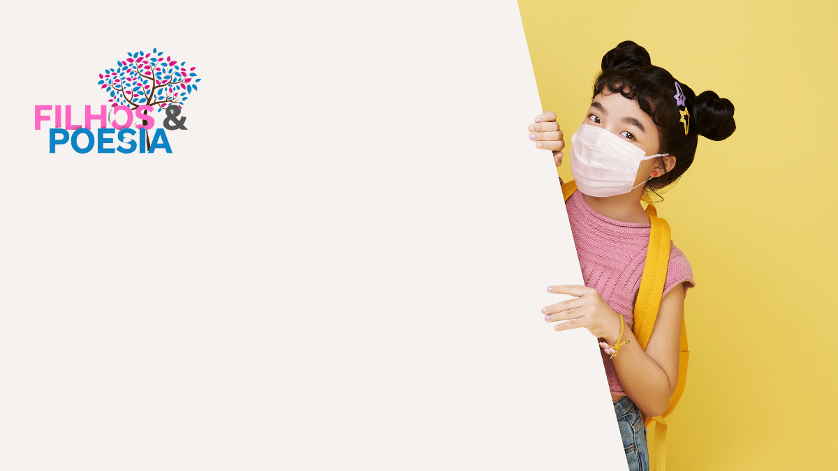 criança asiática usando máscara para protegê-la do vírus covid-19, escondido atrás de um quadro branco isolado na parede amarela