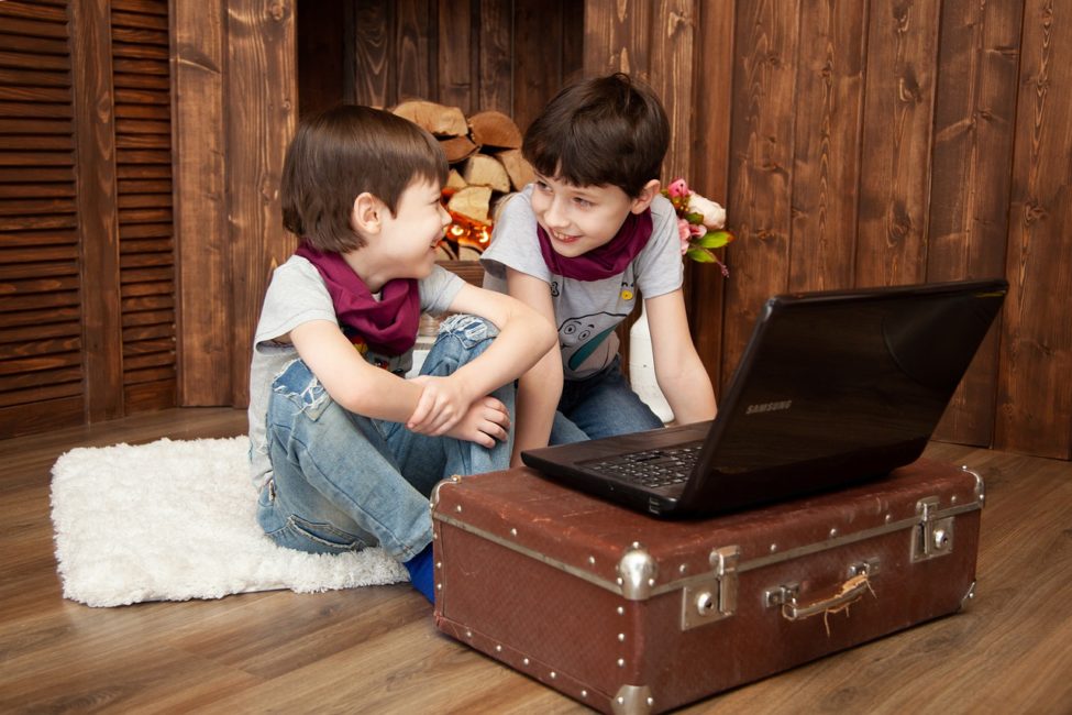 Crianças estudando em Cursos online para crianças