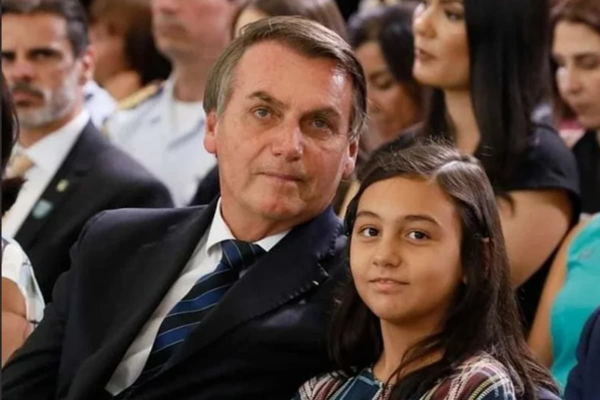 imagem de bolsonaro com sua filha laura