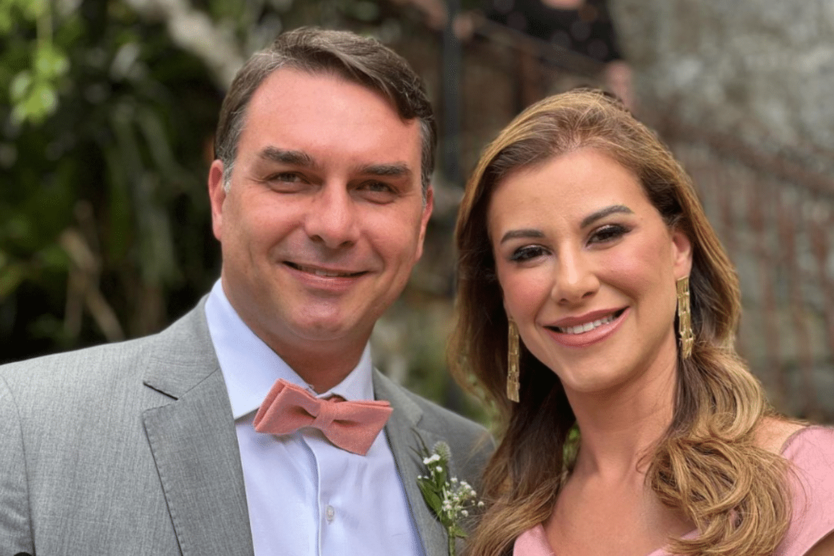 imagem de flávio bolsonaro e sua esposa fernanda