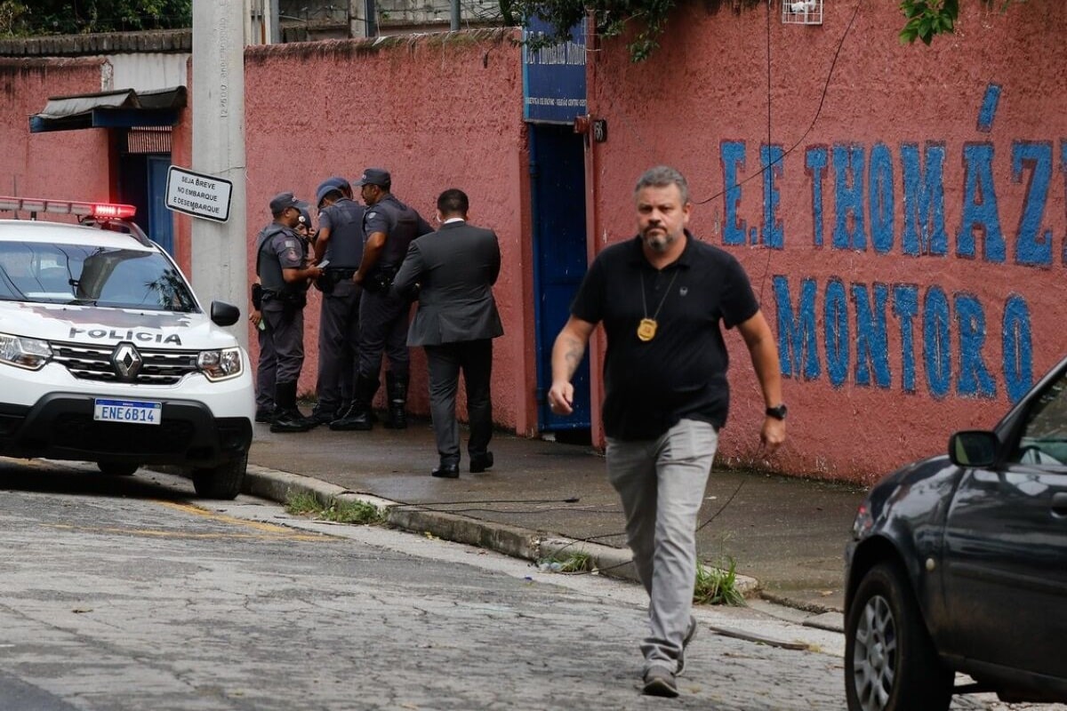 policia na frente da escola onde houve o atentado