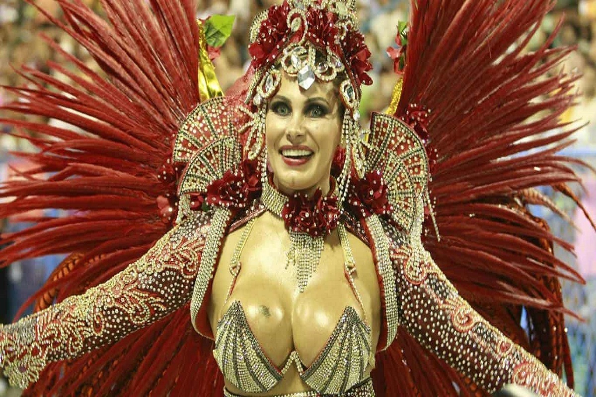 Ângela Bismarchi desfilando no carnaval