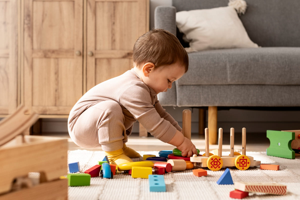 bebê brincando no chão