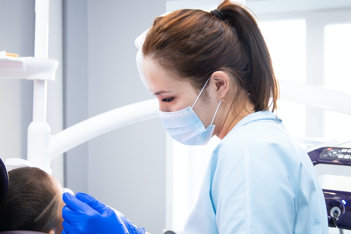 dentista atendendo uma criança