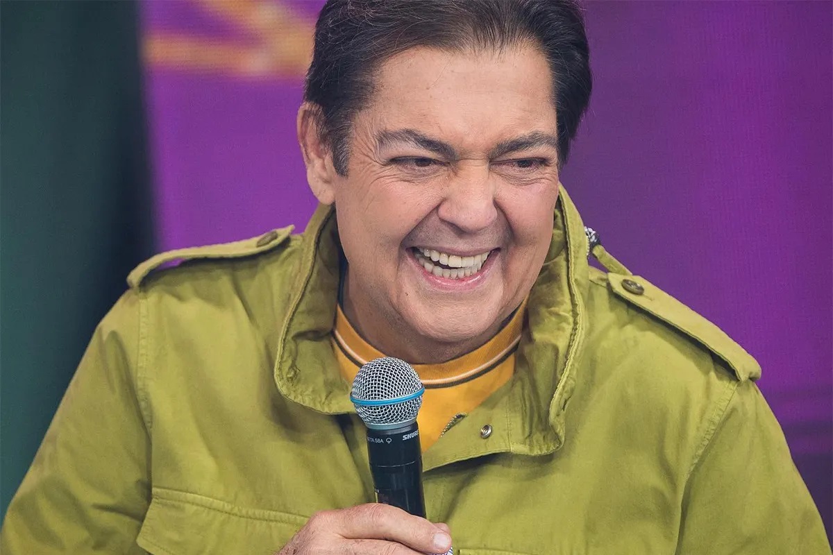 faustão sorrindo enquanto apresenta programa