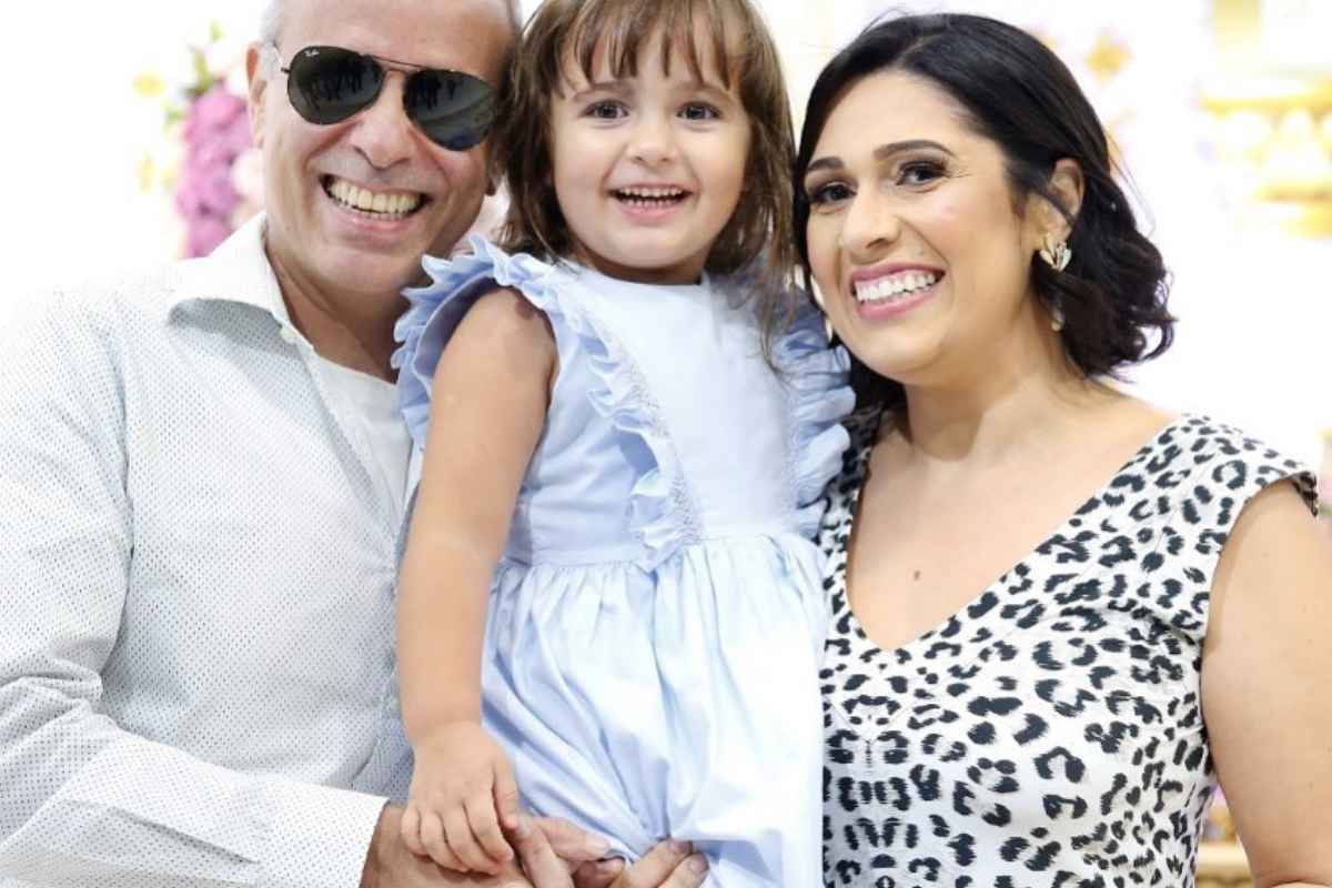 A imagem ilustra sobre um dos filhos de Roberto Carlos, Dudu Braga com esposa e filha