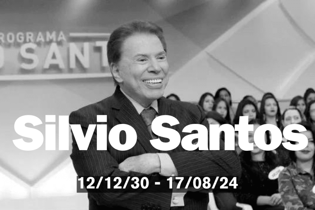 "Imagem em preto e branco de Silvio Santos sorrindo durante seu programa, com as datas de nascimento e morte destacadas como uma homenagem ao icônico apresentador."