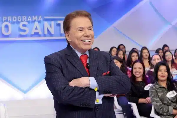 Silvio Santos sorrindo durante a gravação do Programa Silvio Santos, uma homenagem ao icônico apresentador brasileiro.