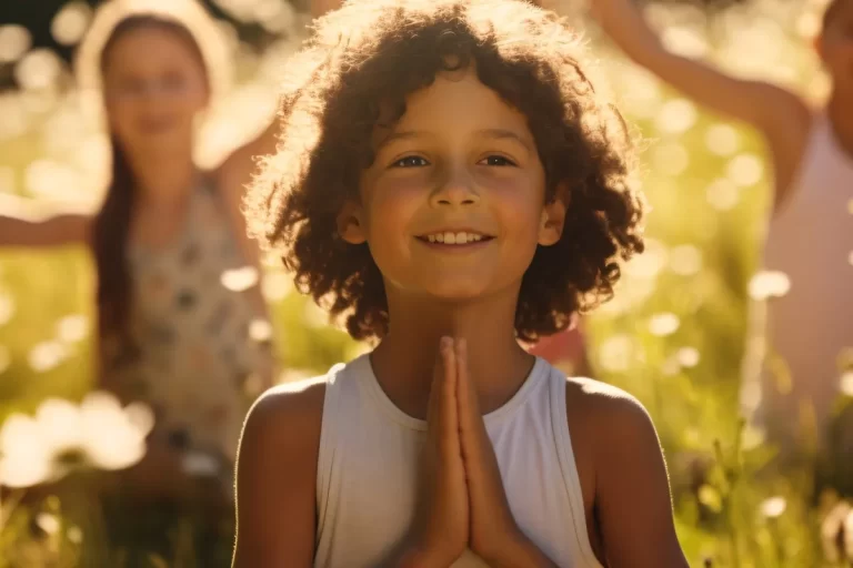 Criança sorridente com as mãos unidas em gesto de gratidão, ao ar livre, cercada por luz dourada. Outras crianças aparecem desfocadas ao fundo, criando uma atmosfera de paz e conexão com a natureza.