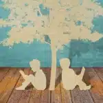 Silhuetas de duas crianças lendo livros sob a sombra de uma árvore, em uma ilustração criativa sobre educação e infância.