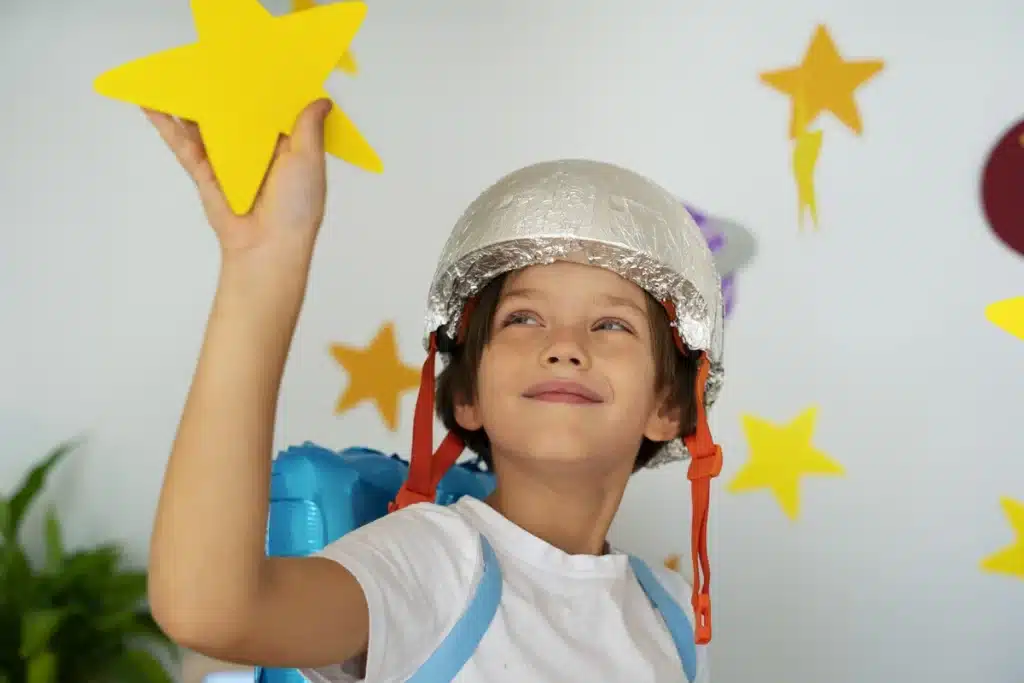 Menino com capacete brincando com uma estrela