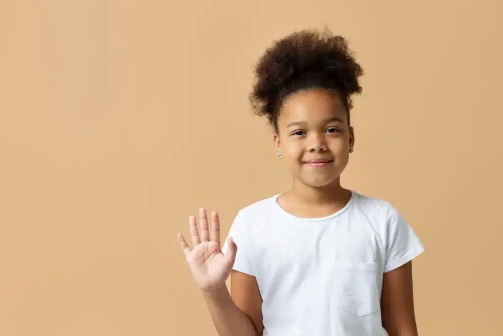 Menina com a mão levantada