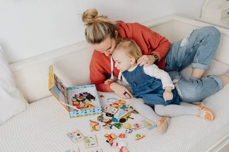 Adulto e criança brincando com quebra-cabeças de figuras, ideal como brinquedo educativo para crianças de 1 ano.