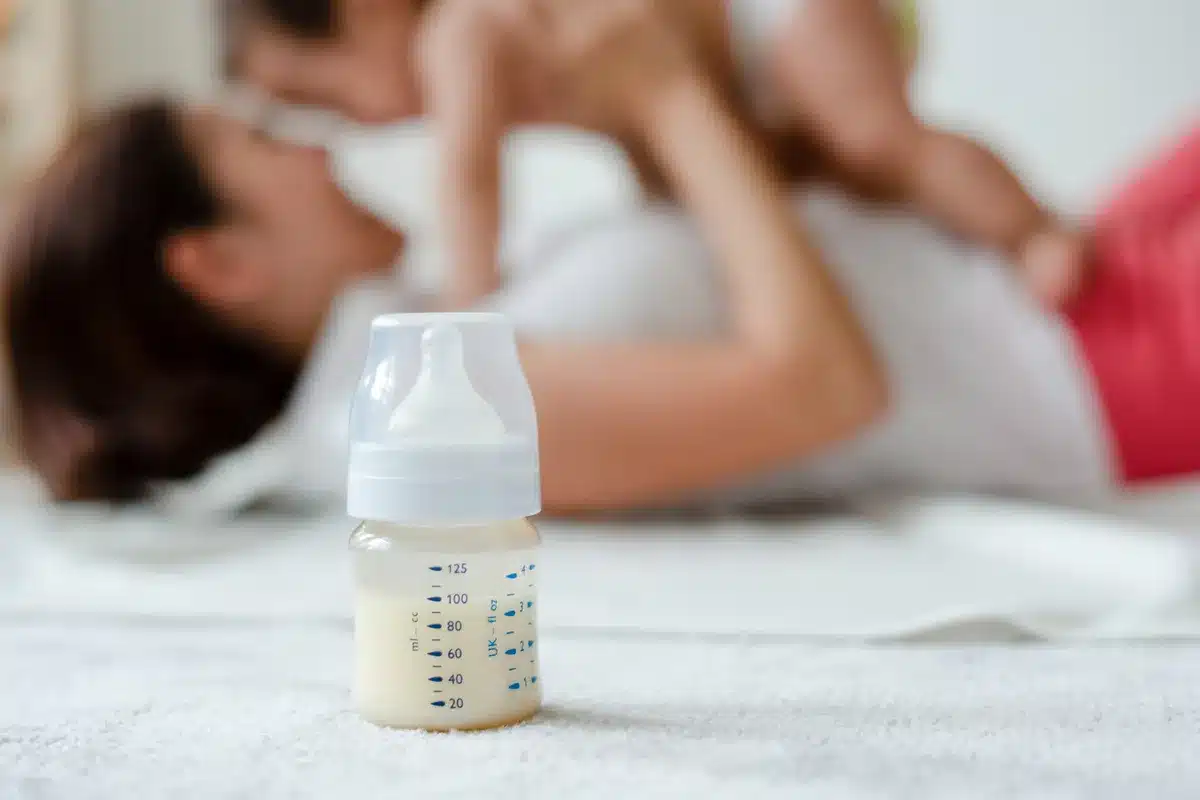 Leite de vaca para bebê: quando pode começar e como fazer