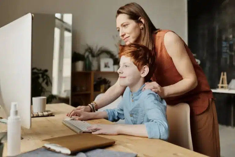 Letramento digital, mulher em videochamada, reunião online, trabalho remoto, tecnologia, comunicação