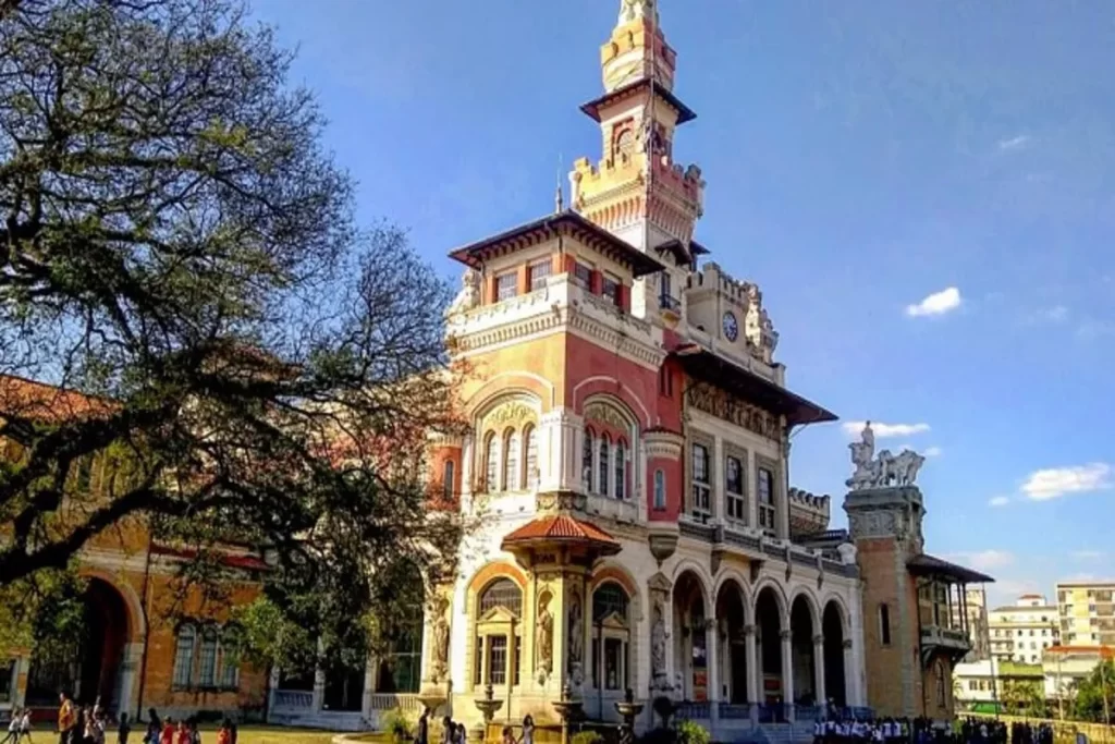 A fachada do Palácio das Indústrias, o icônico edifício histórico que é a sede do Museu Catavento.